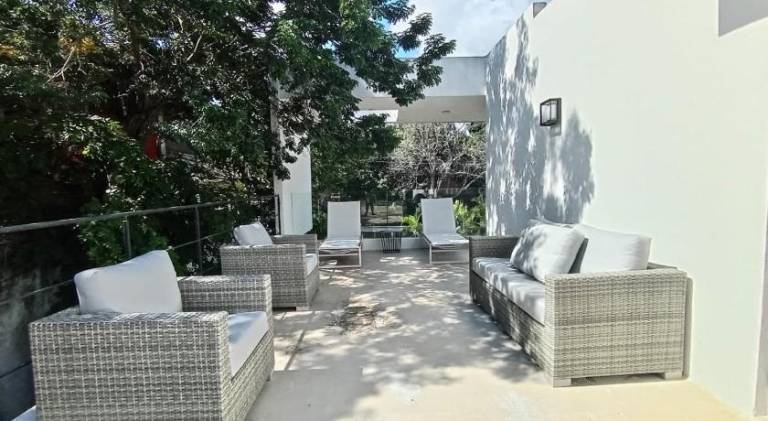 Villa with pool — photo 4
