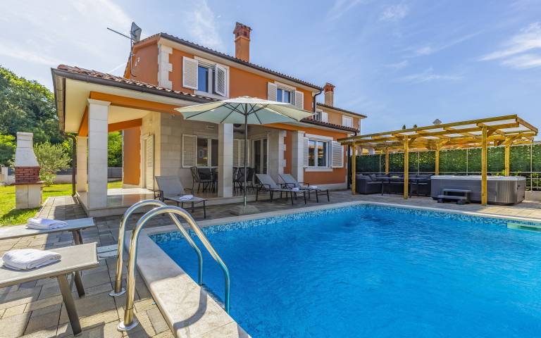 Child-friendly spacious villa with yard, hot tub & private pool | Good for workation | Dogs allowed — photo 2