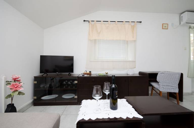 Fully equipped lovely holiday apartment with garden, patio & barbecue | Garden view | Beach nearby | Pets allowed — photo 4