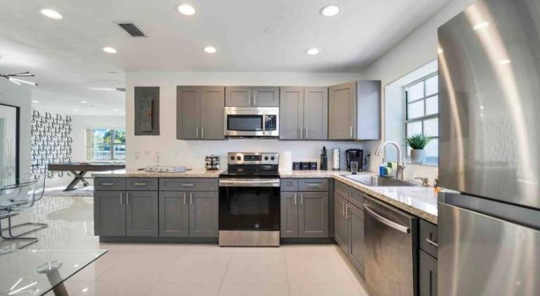 Villa with hot tub & pool | Pets allowed — photo 4