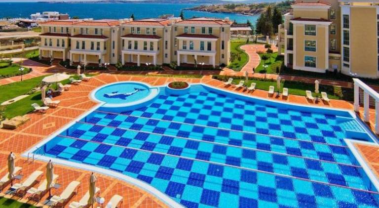 Lovely holiday apartment with hot tub & pool | Next to the beach | Pet-friendly in Sozopol