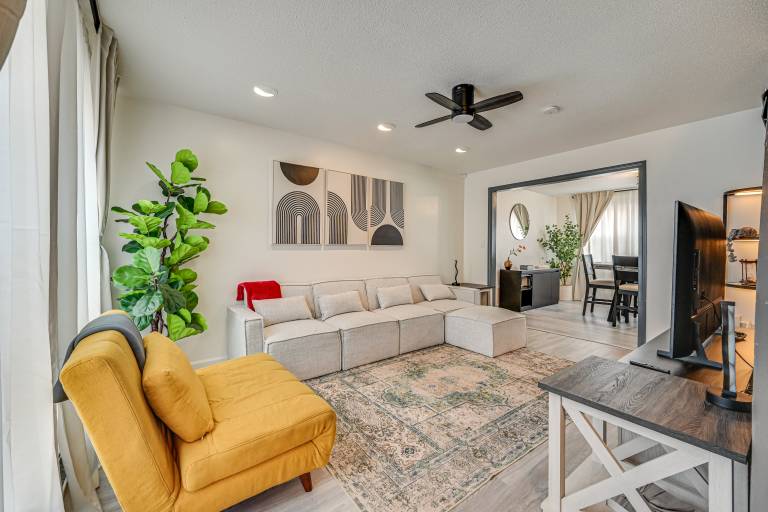 Townhome 1 Mi to Colt Park & Industrial District