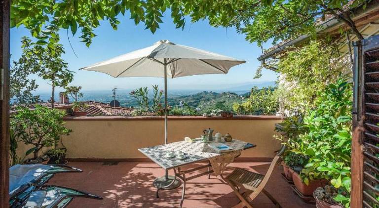 Holiday apartment with grill & terrace in Montecatini Terme