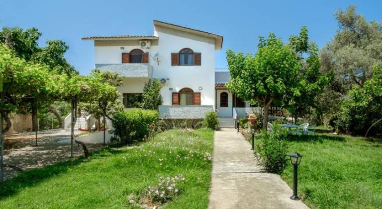Villa with 5 rooms for 8 persons in Chania