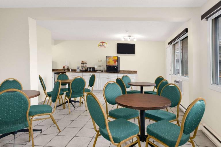 Super 8 By Wyndham Kamloops East — photo 3