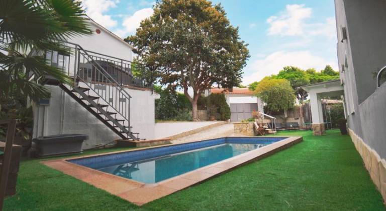 Villa with pool — photo 5