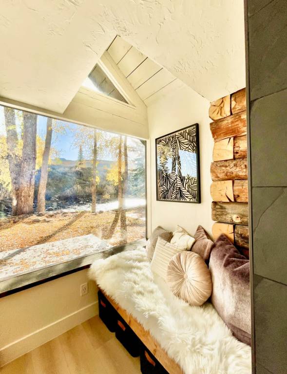 Luxury 4BR Riverfront Home with Hot Tub Near Ski — photo 4