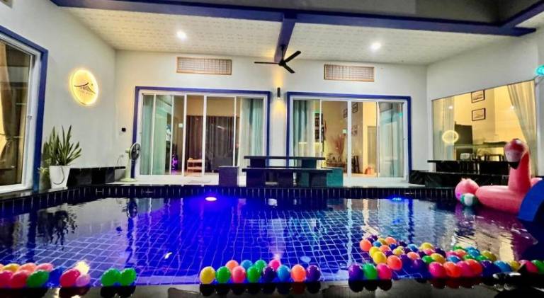 Villa with terrace, private pool & yard in Sattahip