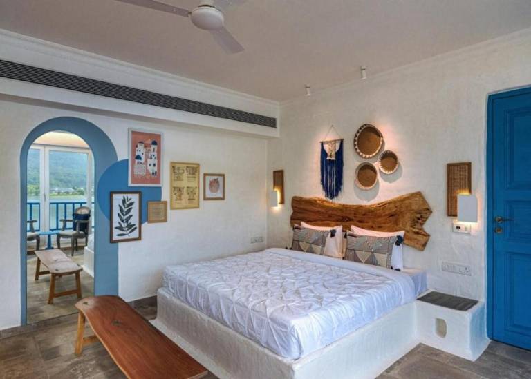 Villa with pool in Khalapur