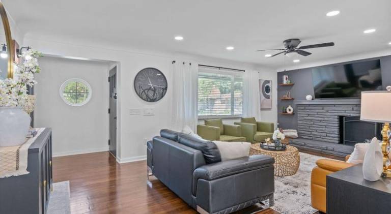 Luxury 5BR Cincinnati, Sleeps 12, Crib, Home Gym, Fenced Backyard — photo 3