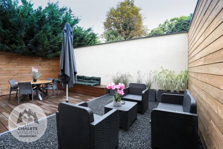 Apartment with grill, patio & yard | Garden view — photo 3