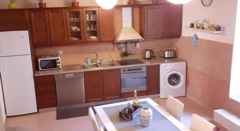 Vacation home with barbecue & patio — photo 4