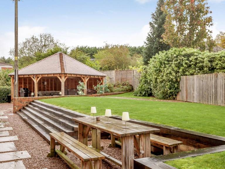 Fully equipped cottage with yard & jacuzzi | Pets are welcome — photo 2