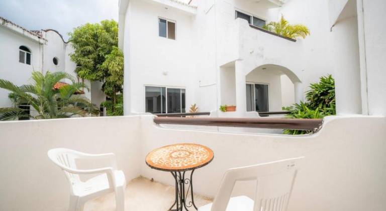 Vacation home with barbecue, pool & yard — photo 4