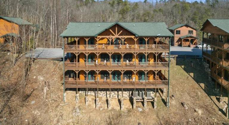 Wonderful vacation home with hot tub & pool | Pets are welcome — photo 4