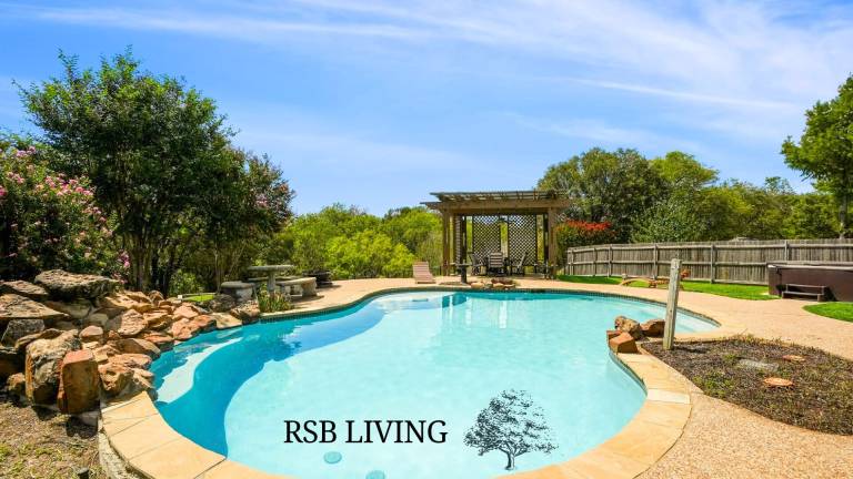 Elite 4BR/2B Home with Hot Tub, Pool, and BBQ in Fort Worth, TX