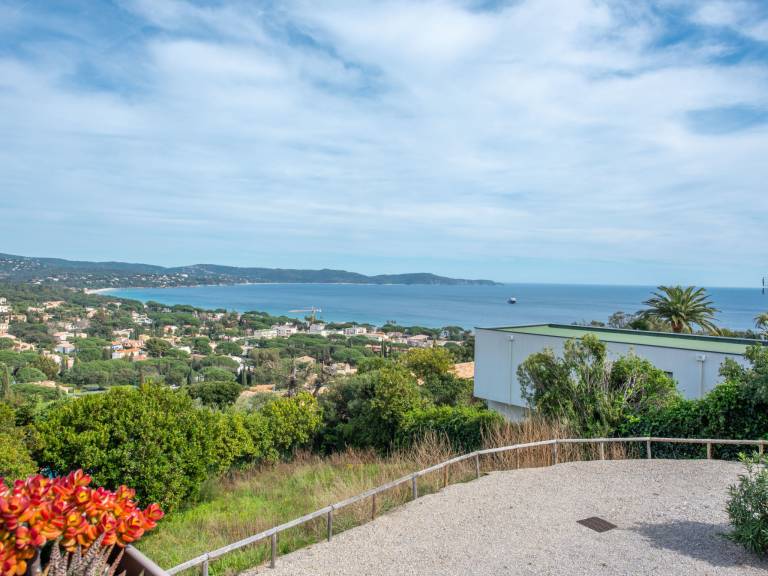 Apartment with garden & patio | Sea view — photo 2