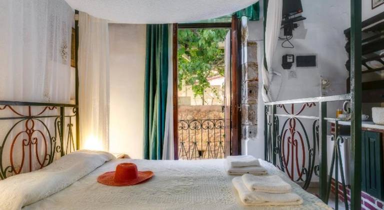 Serviced apartment with patio & jacuzzi | Dogs allowed in Chania