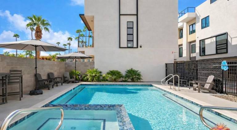 House with hot tub & pool — photo 4