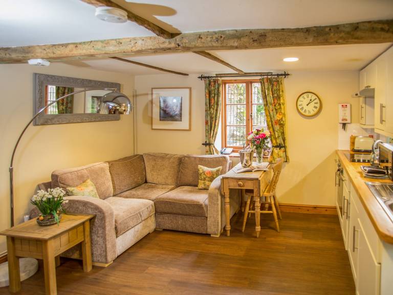 Cottage with garden — photo 4