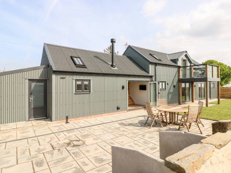 Cottage with garden, barbecue & jacuzzi in Carmarthen