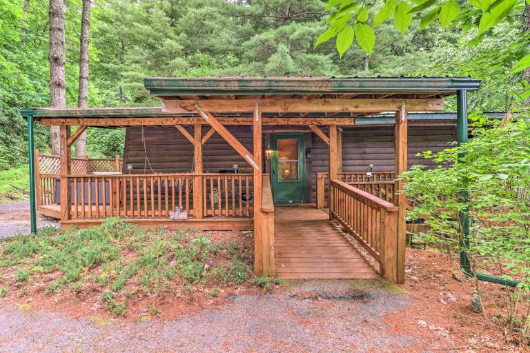Deck & Private Hot Tub! Maggie Valley Mtn Cabin — photo 3