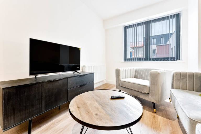 Modern and Bright 2 Bed Apartment in Solihull