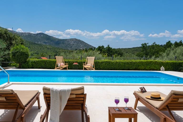 Child-friendly villa with barbecue, patio & yard | Mountain view | Pets are welcome — photo 2