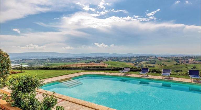 Vacation home with patio, private pool & yard in Castiglione del Lago