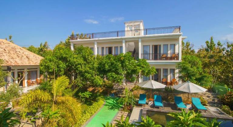 Bungalow with pool, yard & terrace — photo 4