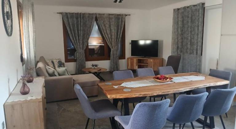 Fully equipped charming rental apartment with yard & patio | Close to the beach | Pets allowed — photo 2