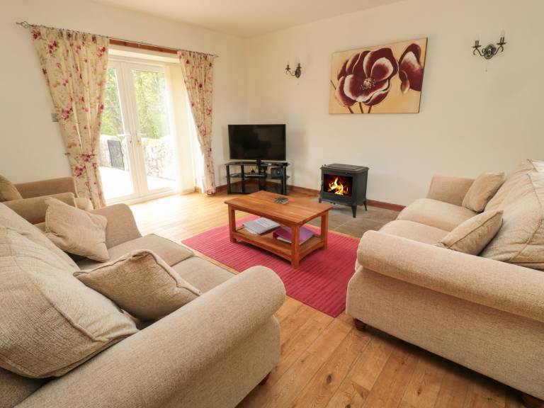 Cottage with jacuzzi & yard — photo 3