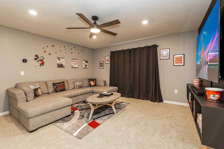 Spacious 5BR home in Davenport, FL, perfect for family getaways with a private pool. — photo 4