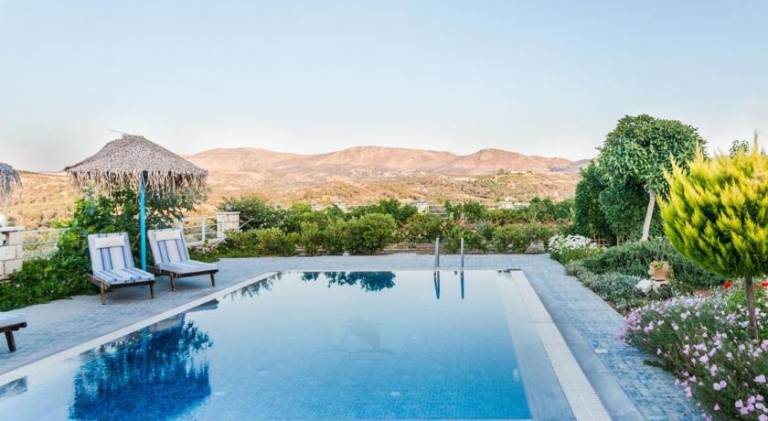 Villa with yard, terrace & private pool in Heraklion