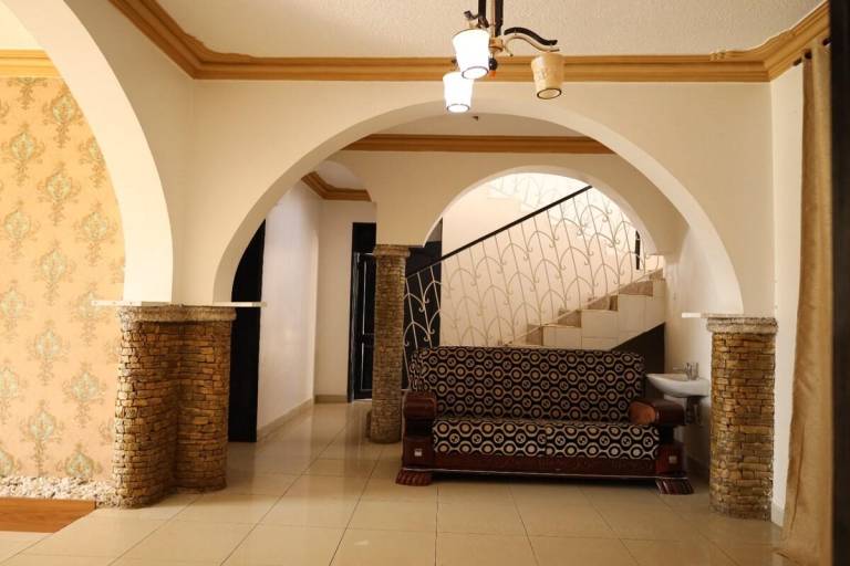 Viola Muyenga Pool House — photo 5