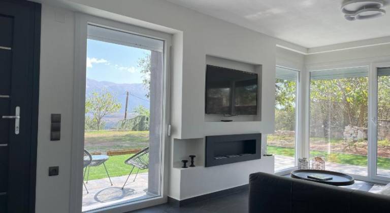 Holiday apartment with patio & yard — photo 3