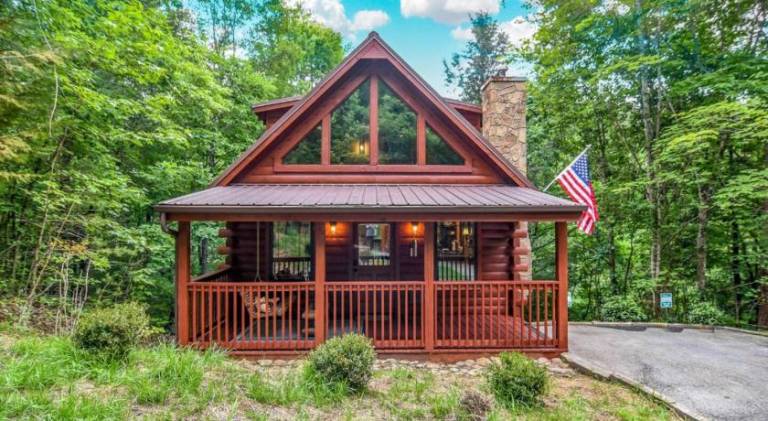 House with hot tub, barbeque & patio in Pigeon Forge, TN