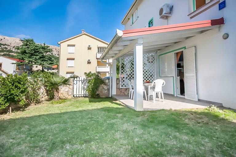 Apartment with garden & patio in Baska