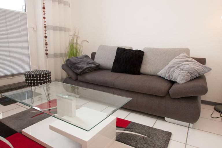 Ihre kleine Auszeit an der Nordsee: modern eingerichtete Wohnung mit Wohnbereich, Küchenzeile, Doppelbett-Schlafzimmer, Dusche/WC und Freisitz vor der Tür. Haustiere sind hier willkommen! — photo 4