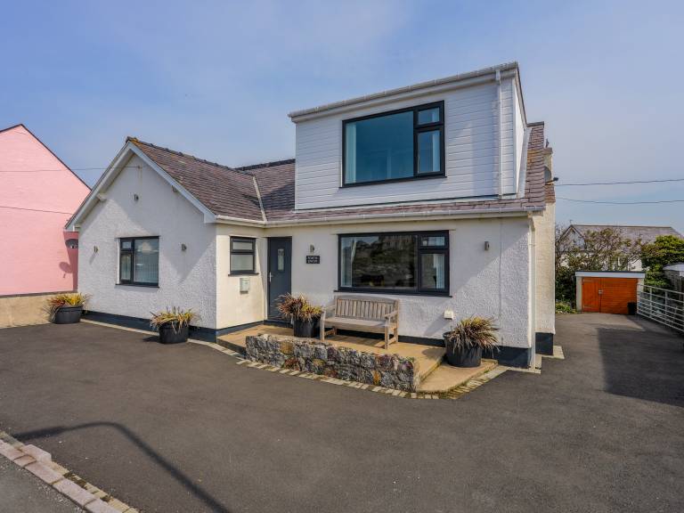 Children-friendly charming cottage with barbeque, yard & jacuzzi | Beach view | Next to the beach | Pets allowed in Holyhead