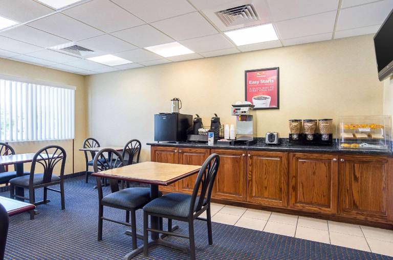 Econo Lodge Inn & Suites Pritchard Road North Little Rock — photo 4