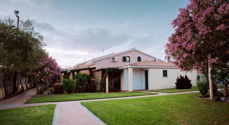 Charming serviced apartment with private pool, BBQ & yard | Next to the beach | Pets are welcome — photo 3