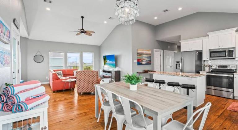 Vacation home with grill & patio — photo 2