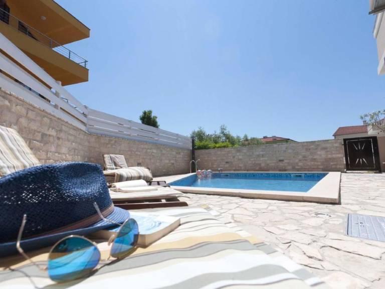 Beautiful vacation home with barbecue, garden & private pool | Nature view | Dogs allowed — photo 4