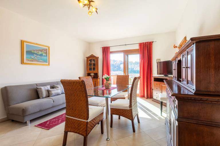 Apartment 'Charlie Beach' with Sea View, Balcony and Air Conditioning — photo 4