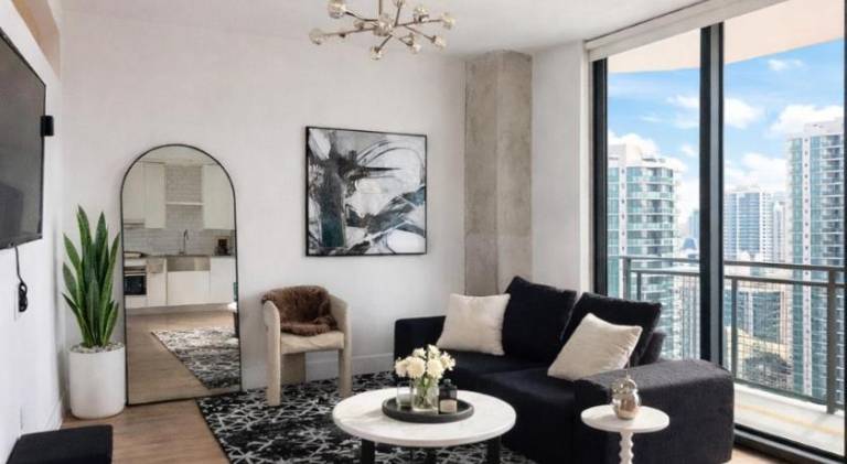 Holiday apartment with pool & jacuzzi | Next to Bayside Marketplace in Miami, FL