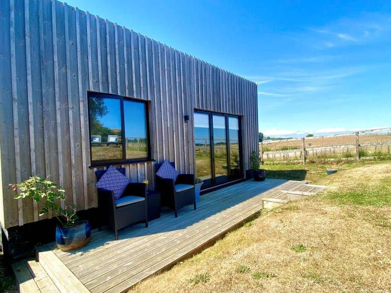 Fully equipped nice lodge with barbecue & yard | Pets allowed in Ventnor