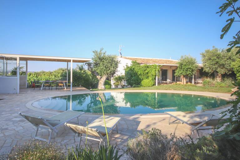 Children-friendly pleasant vacation home with barbeque, yard & private pool | Garden view | Pets allowed — photo 4