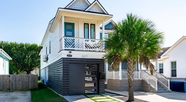 Vacation home with patio & grill in Galveston, TX
