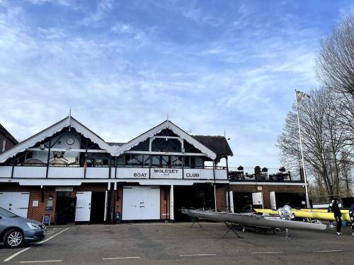 Apartment Walton-on-Thames